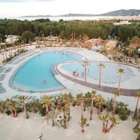 مكان تخييم Mobil Homes غريمو